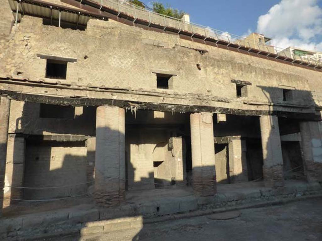 Decumanus Maximus, Herculaneum, September 2015.
North side of Decumanus Maximus, with doorways numbered from 2 to 6, set under portico.